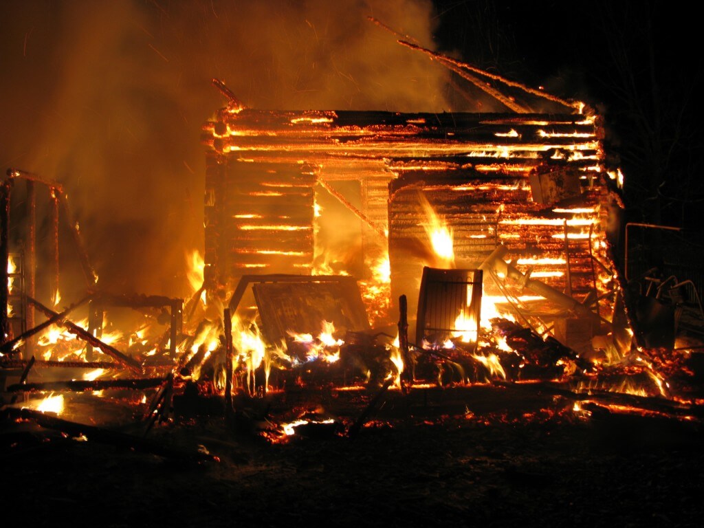 горит деревянный дом